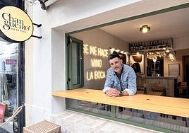 Antonio Carlos Miñán, en la ventana que comunica sala y terraza en Changueiro.