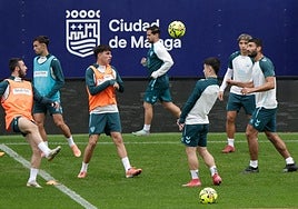 Los jugadores del Málaga se entrenan este viernes.