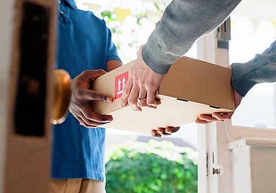 Protección de Datos multa con 2.000 euros a una comunidad por el controvertido sistema de recogida de paquetes acordado por los vecinos