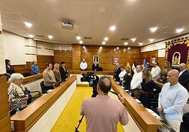 Minuto de silencio del pleno por el fallecimiento de Fosforito y del agente forestal Francisco Corbacho.