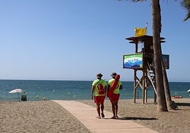 Socorristas y torre de vigilancia en la playa de El Torreón de La Cala, único Centro Azul de la provincia.