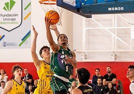 Wilmer Mejía intenta una canasta a aro pasado.