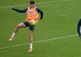 Izan Merino maneja el balón en el entrenamiento del viernes.