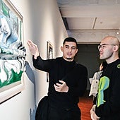 Julio Anaya explica una de sus obras durante la inauguración de la exposición.