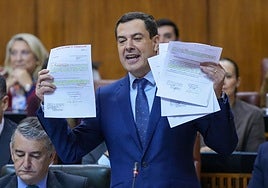 Juanma Moreno, presidente de la Junta de Andalucía, en el Parlamento andaluz.