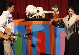 Ana Pastrana con los títeres de Antonio Pino