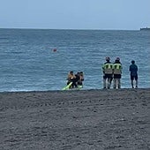 Rescate en La Malagueta: un hombre asegura que lo lanzaron al mar desde un espigón tras robarle