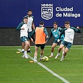 Imagen de un rondo en el entrenamiento del Málaga del viernes.