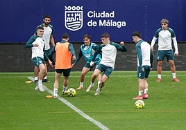 Imagen de un rondo en el entrenamiento del Málaga del viernes.