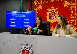 La alcaldesa de Ronda, Mari Paz Fernández, junto a la delegada municipal de Educación, Cristina Durán.