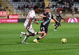 Dani Lorenzo controla el balón en una acción del partido de León.