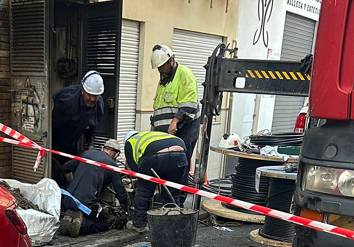 Operarios tras el incendio ocurrido ayer.