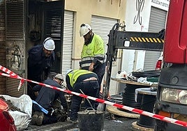 Operarios tras el incendio ocurrido ayer.