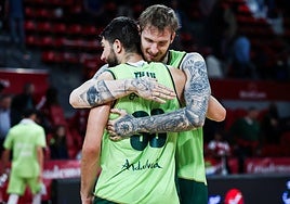 Balcerowski abraza a Tillie al final del partido.