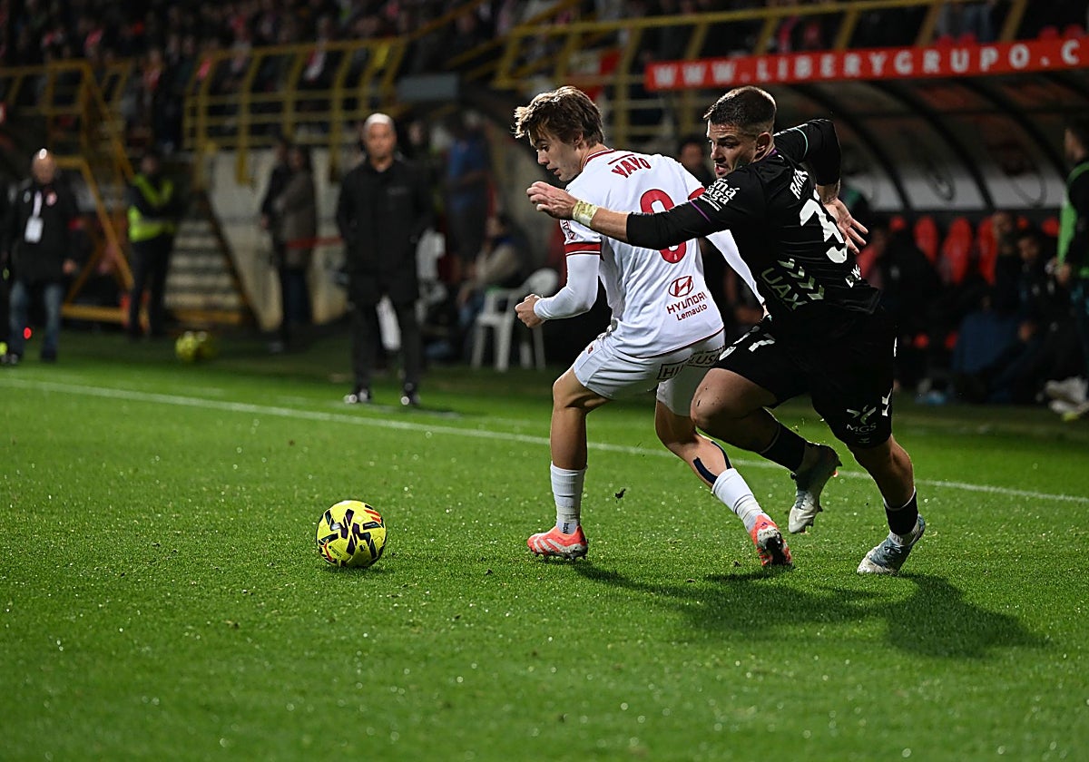 Rafa persigue a Yayo, en el tramo final del partido de este lunes.