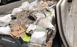 Vista de una cuba que genera incomodidad por basura a los vecinos.