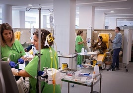 El Hospital de Día Oncohematológico del Clínico ha recibido hoy los primeros pacientes.