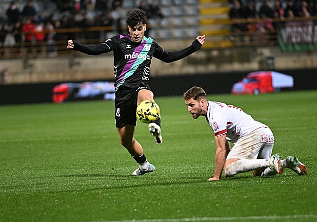 Lobete, con el balón ante Calero.
