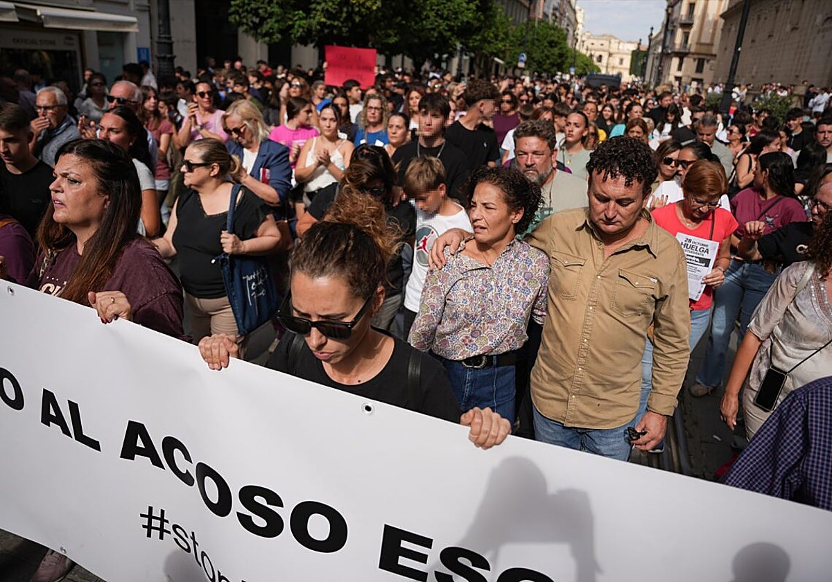 Familiares de Sandra Peña encabezando una manifestación en Sevilla contra el acoso escolar.