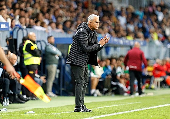 Sergio Pellicer da instrucciones a sus futbolistas durante un partido reciente.
