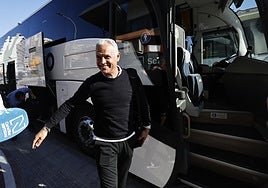 Sergio Pellicer, se dispone a subir al autobús tras su llegada hoy a Málaga.