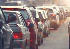 Caravana de vehículos en la red viaria de la Costa del Sol.