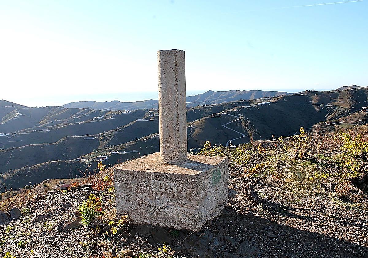 Imagen principal - Vértice geodésico de cerro Patarra entre viñas (foto 1), Junto a la vereda de la Cuesta del Olivar sale un sendero ascendente para coronar el cerro (foto 2). A los pies del cerro pasa una etapa de la Gran Senda de la Axarquía (foto 3).