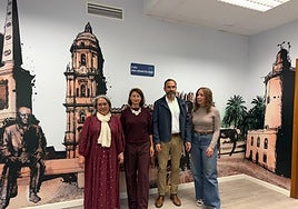 Los concejales Mari Carmen Sánchez, Rosa del Mar Rodríguez, el portavoz Dani Pérez, y la asesora Alicia Martín, en el grupo socialista delante de la simulación de la calle Ana Orantes, que también reivindican.