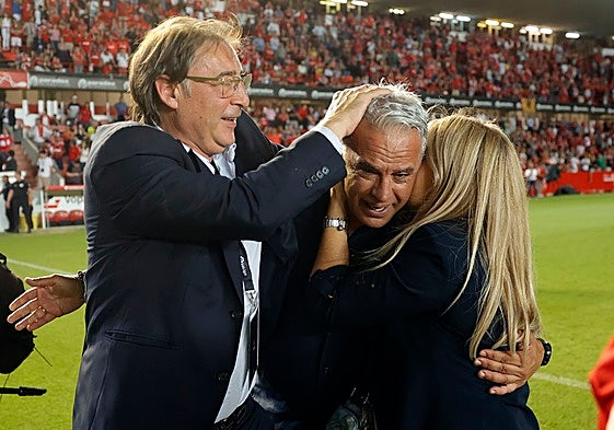 Sergio Pellicer, abrazado por su mujer y por Loren Juarros tras el ascenso del Málaga en Tarragona.