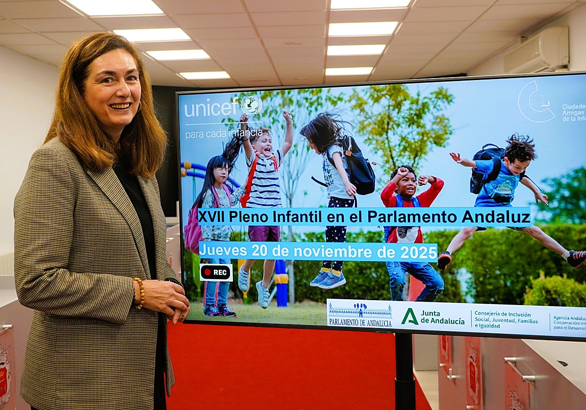 Cristina Durán, delegada municipal de Educación y Derechos Sociales, junto a la presentación del XVII Pleno Infantil que se celebrará en el Parlamento de Andalucía.