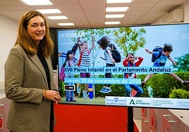 Cristina Durán, delegada municipal de Educación y Derechos Sociales, junto a la presentación del XVII Pleno Infantil que se celebrará en el Parlamento de Andalucía.