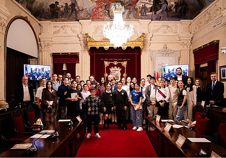 Miembros del pleno infantil, con el alcalde y ediles de la Corporación.