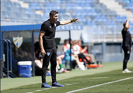 Funes dando instrucciones durante el partido del Malagueño en La Rosaleda.