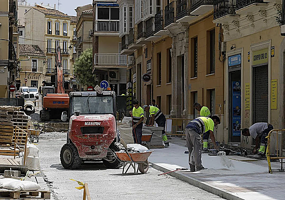 Empleados de la construcción trabajando en Málaga.