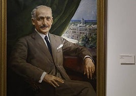 Fernando Guerrero Strachan, en su retrato de la galería de alcaldes, con su edificio del Ayuntamiento detrás.