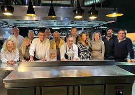 José Carlos García, con proveedores y amigos tras la cena.