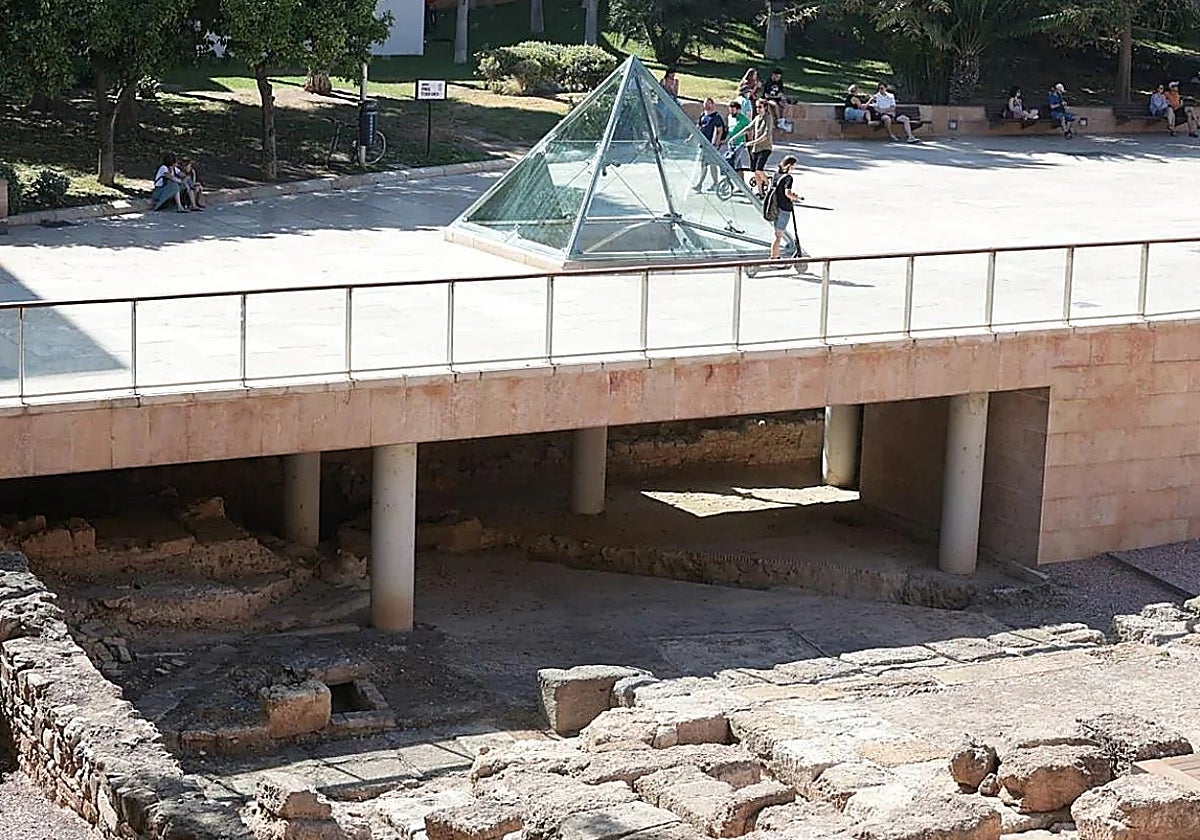 La zona que queda bajo la calle Alcazabilla es la que se quiere hacer visitable desde hace cinco años.