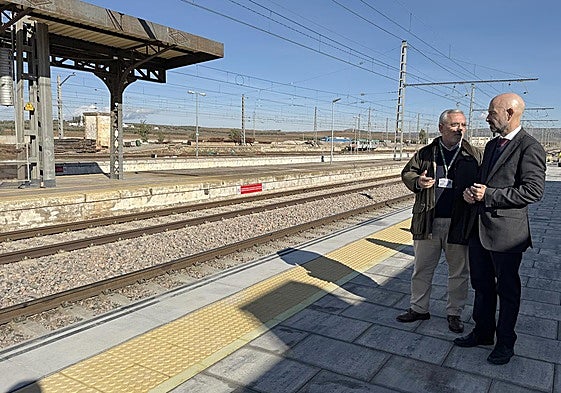 El subdelegado Javier Salas en las obras de la estación de Bobadilla