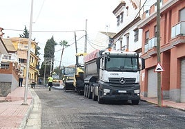 Operarios y maquinaria trabajan en el fresado y asfaltado de la calle Goya, en la barriada de El Sexmo.