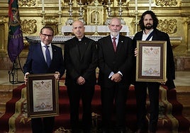 Castillo y Martín España, a izquierda y derecha, junto al delegado episcopal de Hermandades y el presidente de la Agrupación.