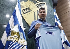 Juan Francisco Funes, con una camiseta del Málaga con su nombre.