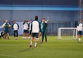 Funes se dirige a Jauregi en el entenamiento de este jueves en el Anexo de La Rosaleda.