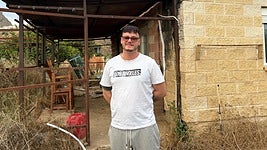Germinal Vega en su vivienda tras un año de la dana en Álora.