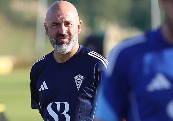 El técnico del Marbella, David Movilla, en un entrenamiento.