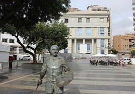 La escultura de Picasso, con el edificio abandonado al fondo.