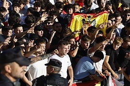 Jóvenes con simbología franquista, durante una reciente concentración en la UMA. salvador salas