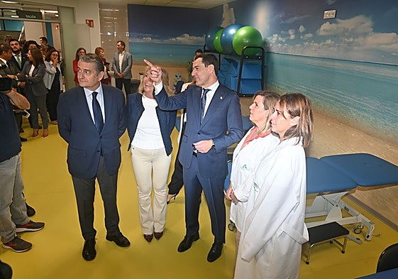 El consejero de Sanidad, la alcaldesa de Marbella y el presidente de la Junta en la sala de fisioterapia del centro de salud de Ricardo Soriano.