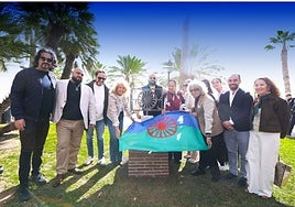 Imagen del acto del descubrimiento del monolito en homenaje al pueblo gitano.