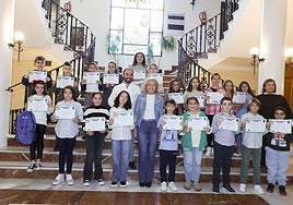 La alcaldesa de Marbella, Ángeles Muñoz, y el concejal de Participación Ciudadana, Enrique Rodríguez, con los premiados en el concurso infantil de dibujo.
