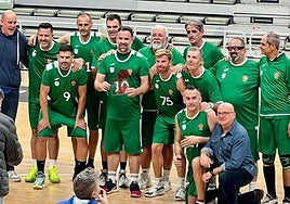 Los veteranos del Unicaja posan con Cabezas tras el homenaje.